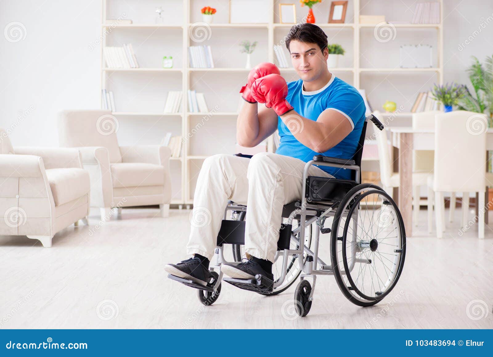 El Boxeador Discapacitado La Silla De Ruedas Que Se Recupera De La Foto de archivo - de accesibilidad, silla: 103483694