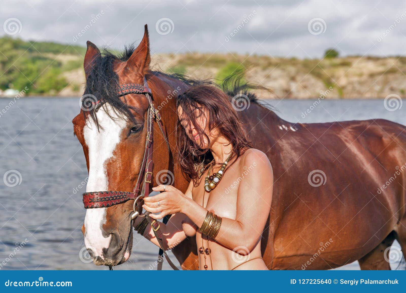 El Caballo Y La Mujer Desnuda Hermosa Joven Del Amazonas En El Río Varan  Foto de archivo - Imagen de verano, libertad: 127225640