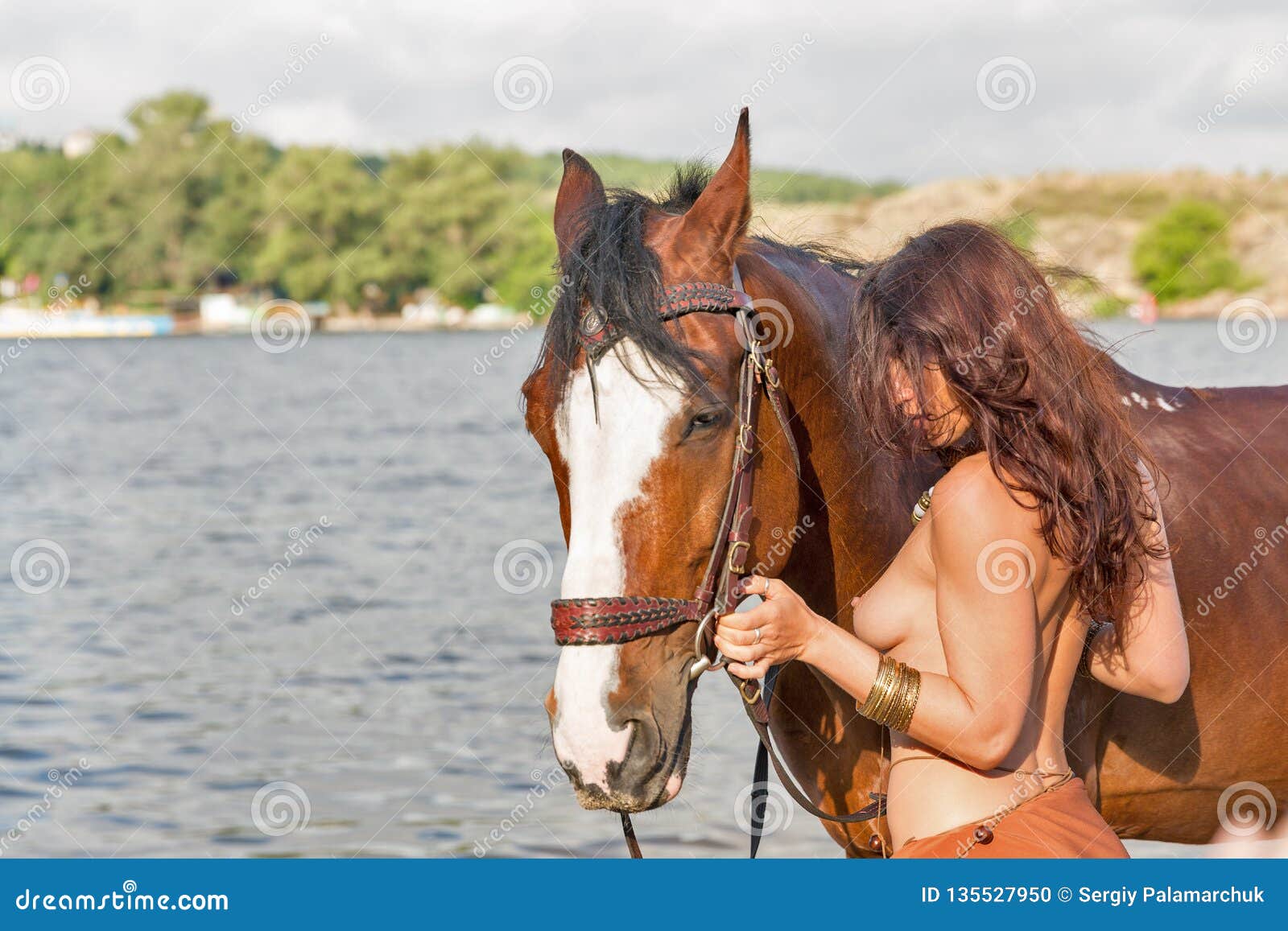 El Caballo Y La Mujer Desnuda Hermosa Joven Del Amazonas En El Río Varan  Foto de archivo - Imagen de playa, muchacha: 135527950