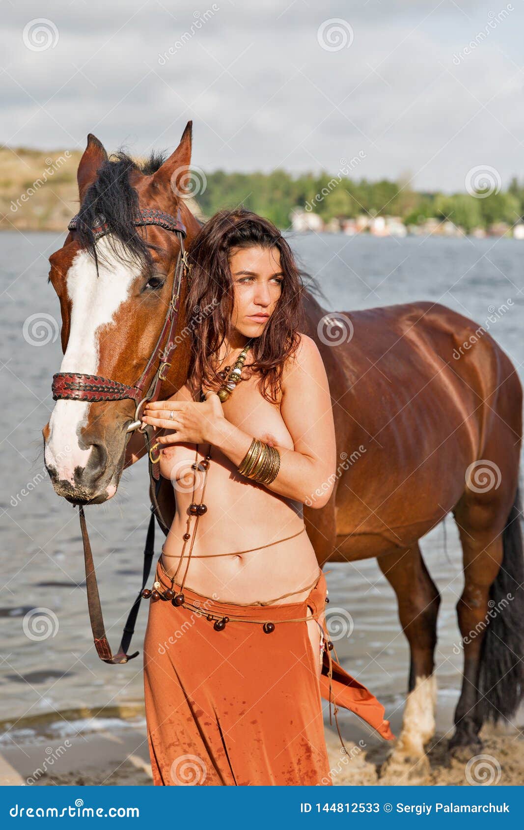 El Caballo Y La Mujer Desnuda Hermosa Joven Del Amazonas En El R?o Varan  Imagen de archivo - Imagen de standing, travieso: 144812533