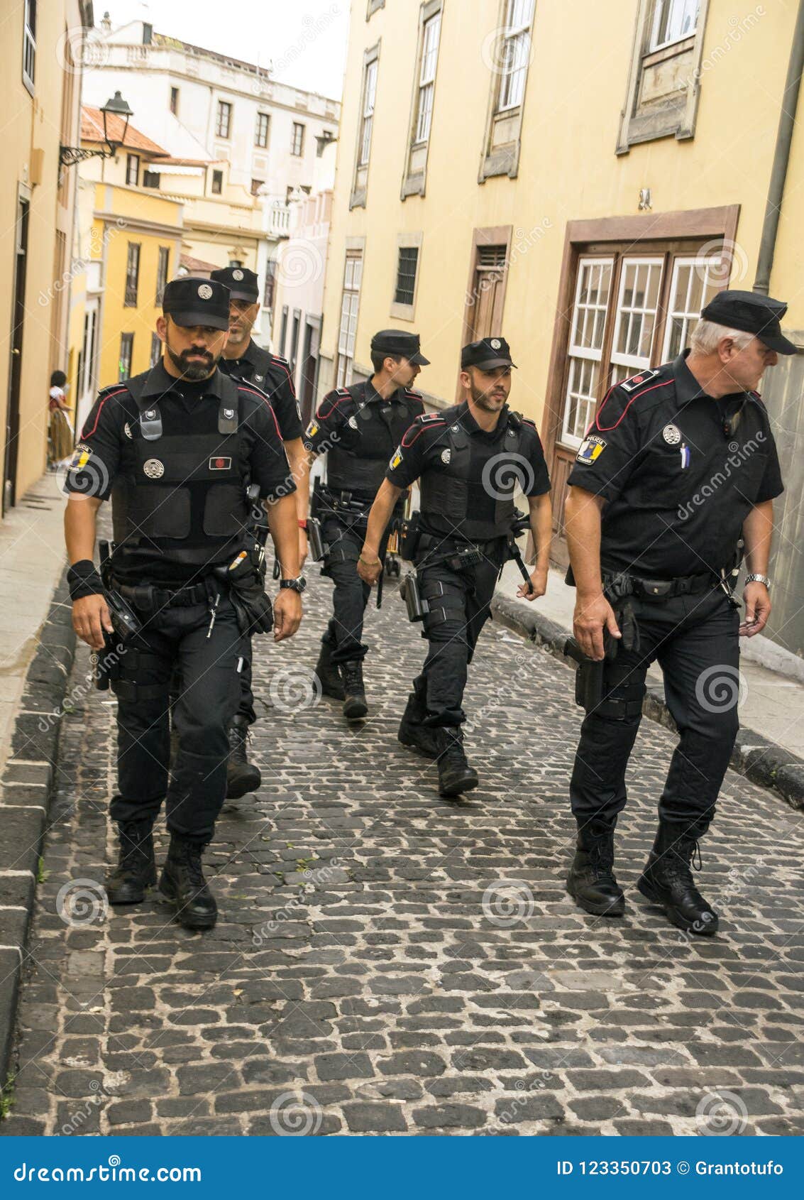 Varios policías vestidos con ropa deportiva y la camiseta oficial de  Protegemos el Camino, andando en