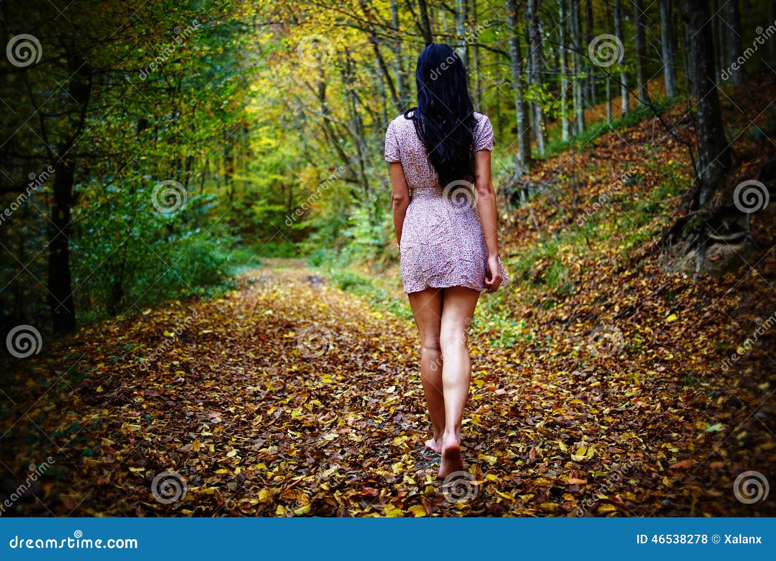 1,948 Mujer Joven Descalzo En Un Bosque Fotos de stock - Fotos libres de  regalías de Dreamstime, image size:1600x1157