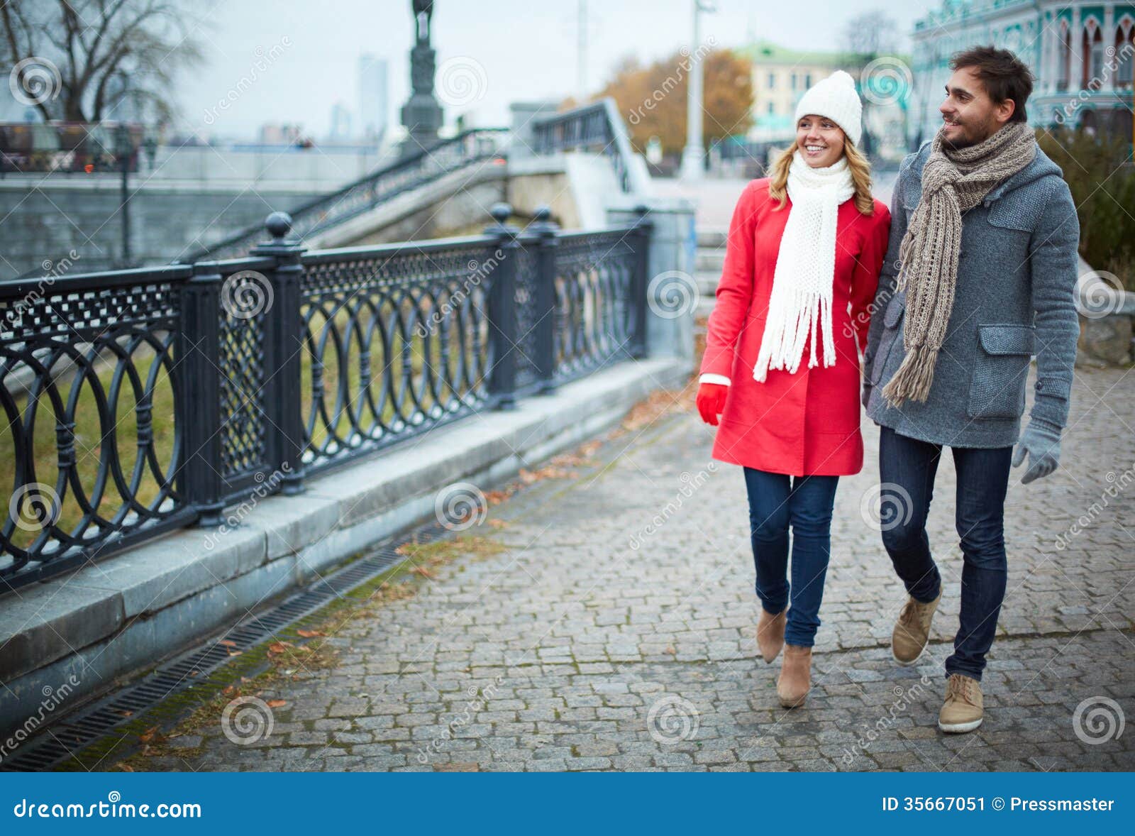 El caminar en la ciudad imagen de archivo. Imagen de amoroso 35667051