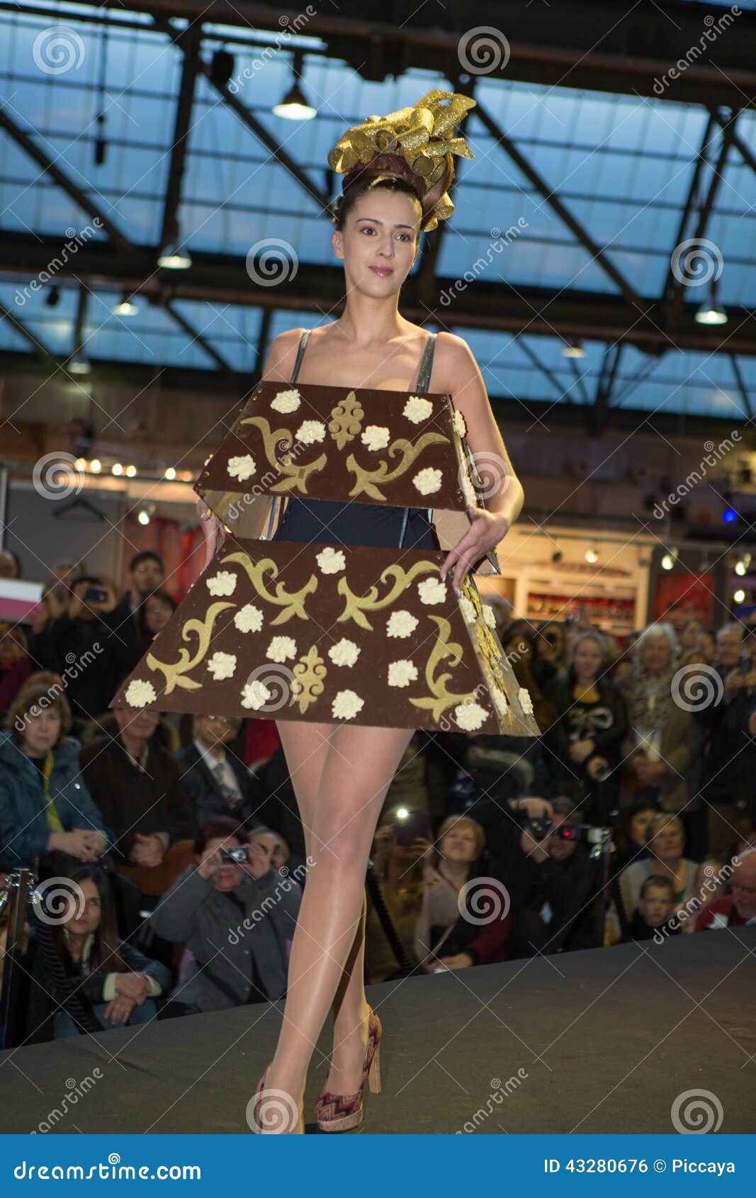 El Caminar Modelo Con El Vestido Del Chocolate Durante Desfile De Moda Foto editorial - Imagen de cauce, color: 43280676 El Caminar Modelo Con El Vestido Del Chocolate Durante Desfile De Moda Foto editorial - Imagen de cauce, color: 43280676