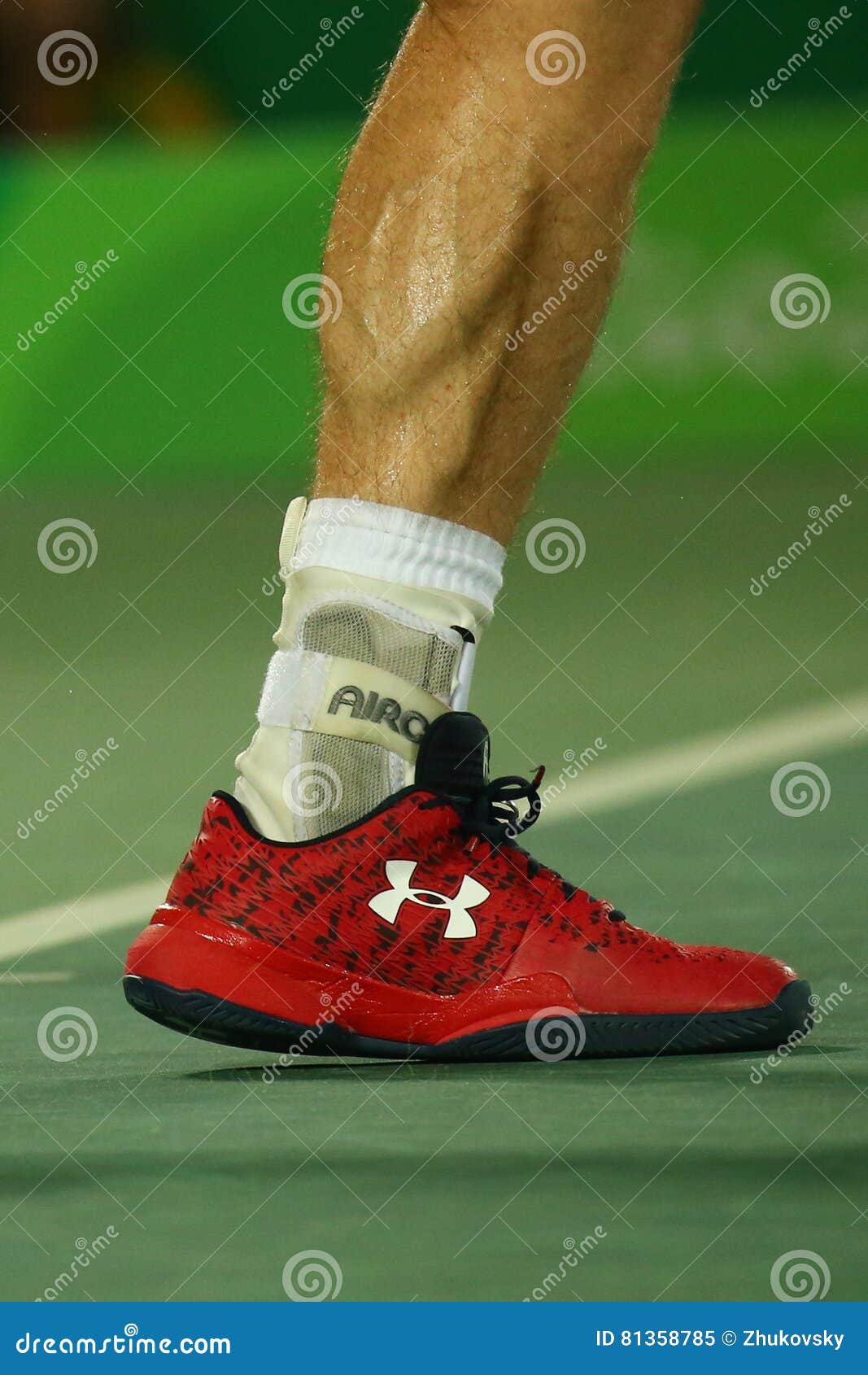 El Campeón Olímpico Andy Murray De Gran Bretaña Lleva Aduana Debajo De Las Zapatos Tenis De La Armadura Durante Hombres Que El ` Imagen editorial - Imagen grande, famoso: 81358785