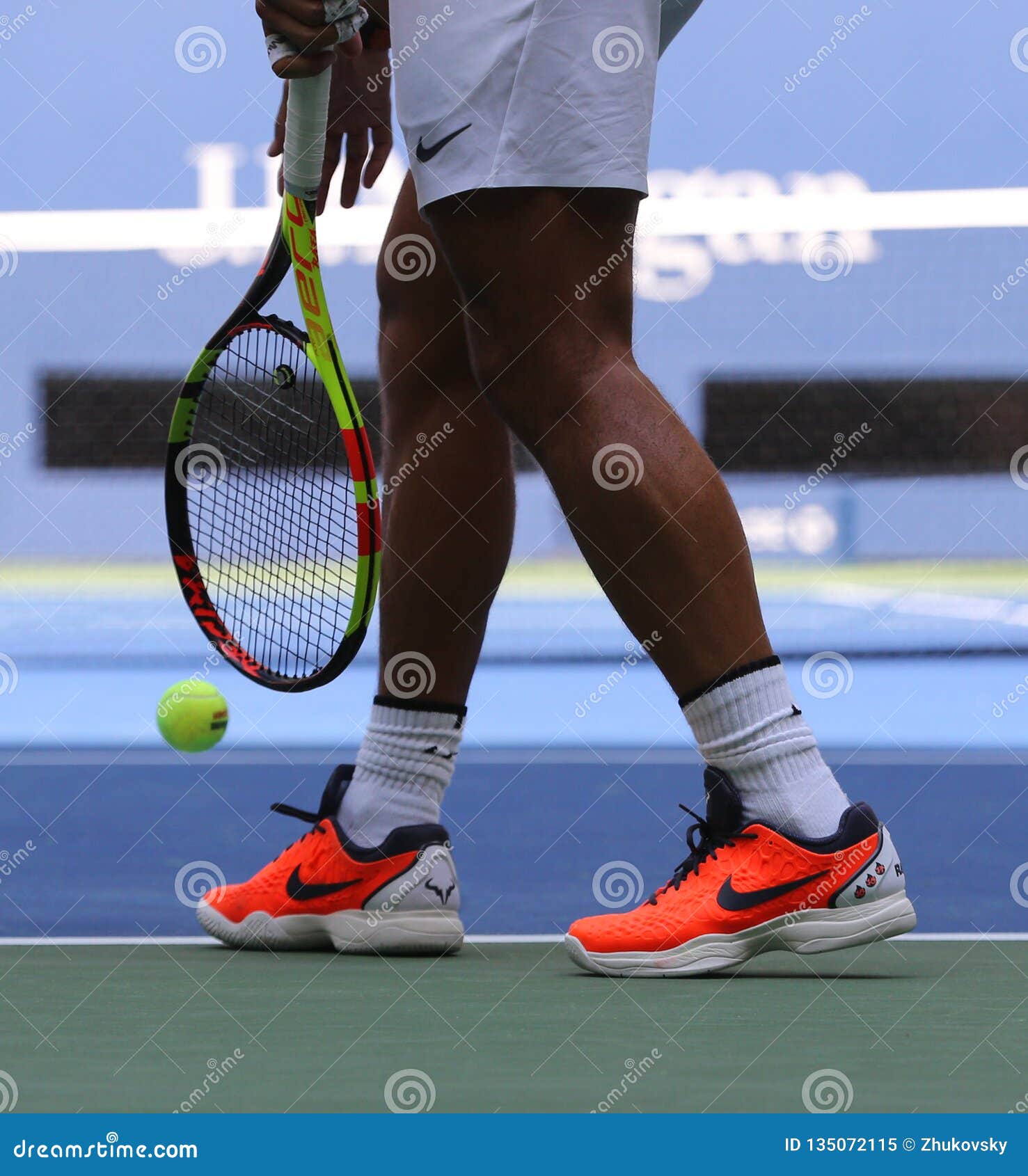 El Campeón Rafael Nadal De Grand Slam De España Lleva Las Zapatos Tenis De Encargo Nike Durante El US Open 2018 Imagen editorial - de naturalizado, billar: 135072115