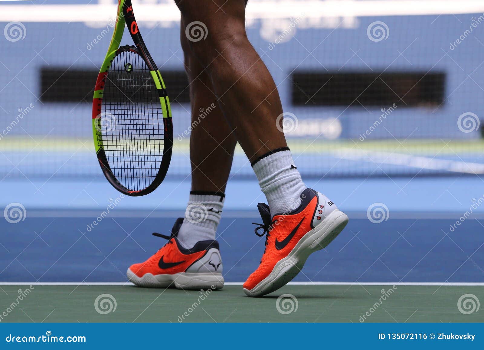 El Campeón Rafael Nadal De Grand Slam España Lleva Las Zapatos Tenis De Encargo De Nike Durante El US Open 2018 Foto - Imagen de editorial, 135072116