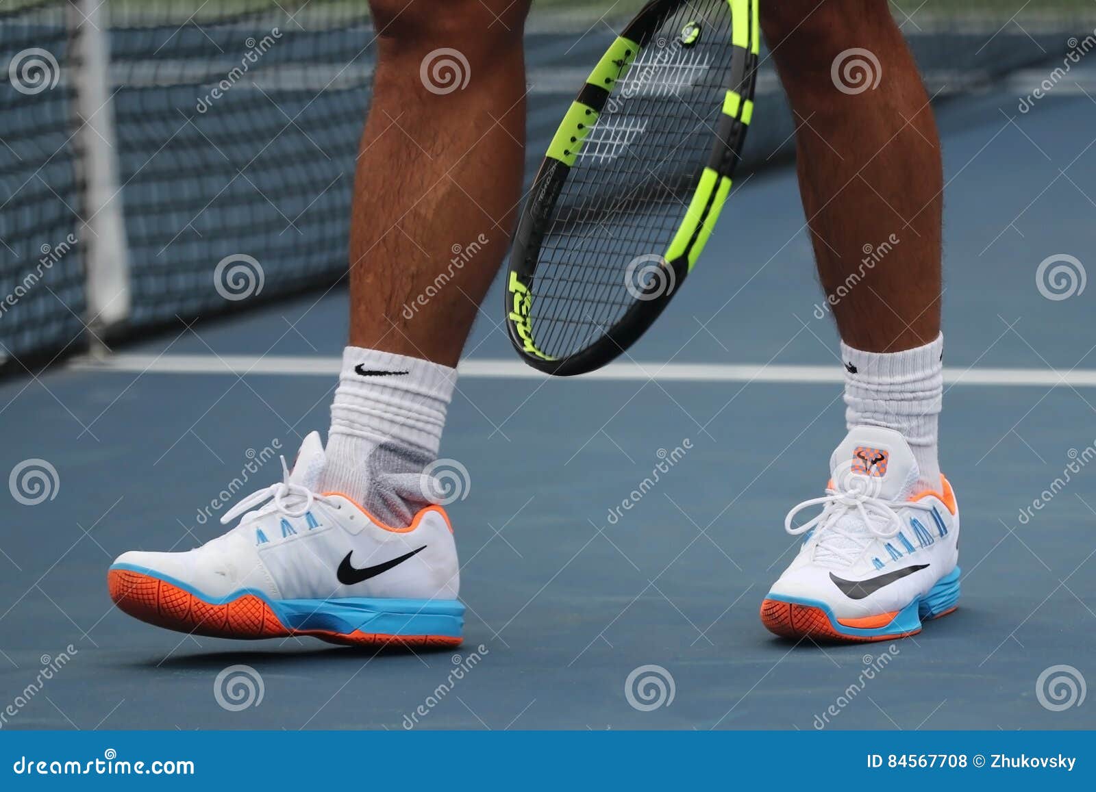 El Campeón Rafael Nadal Del Grand Slam De España Lleva Las Zapatos Tenis De Encargo De Nike Durante La Práctica El US Open 2 Foto de archivo editorial - Imagen de