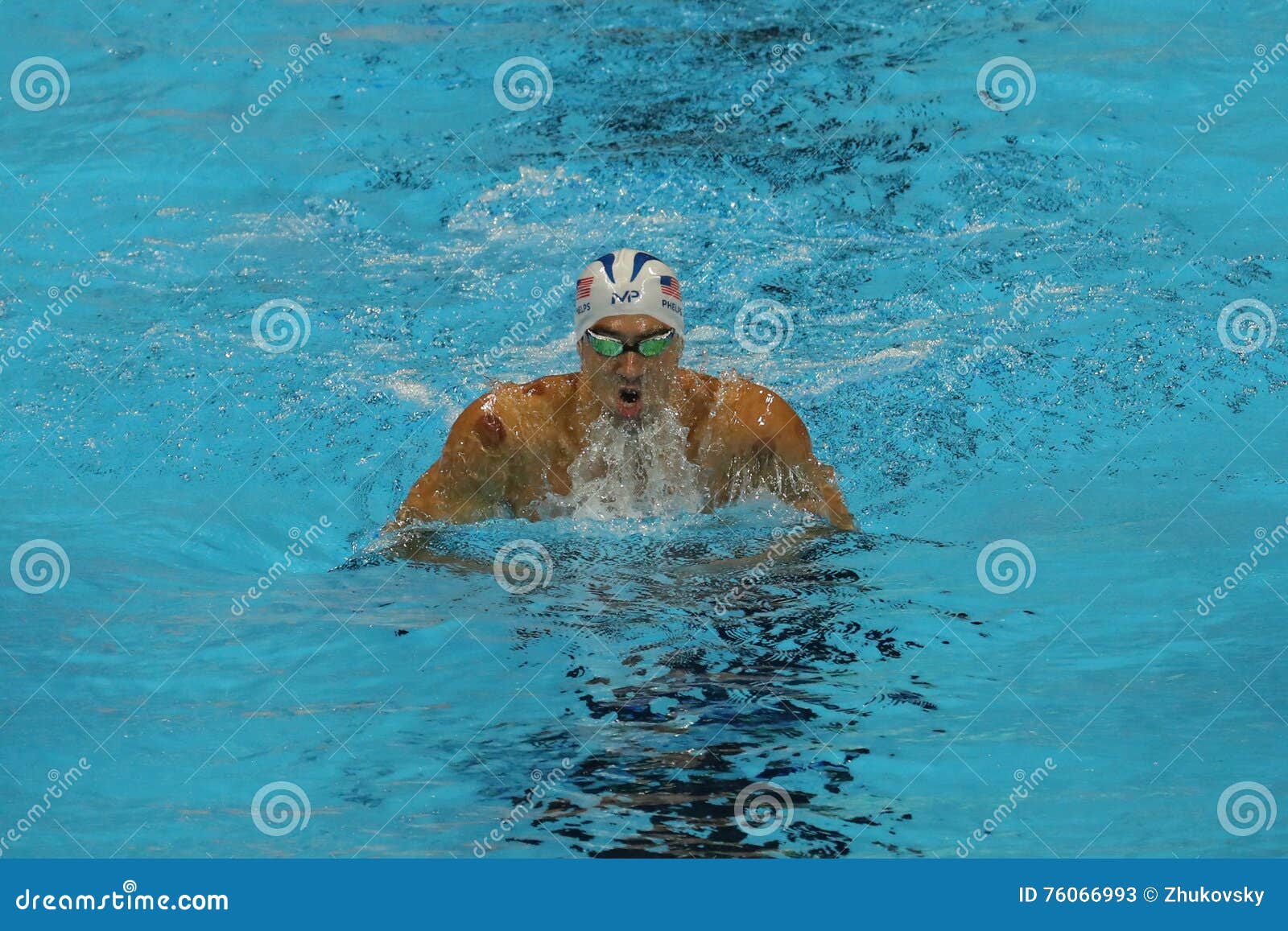 RIO DE JANEIRO, EL BRASIL - 10 DE AGOSTO DE 2016: El campeón olímpico Michael Phelps de Estados Unidos compite en el relevo del individuo de los 200m de los hombres de la Río 2016 Juegos Olímpicos en el estadio olímpico de los Aquatics