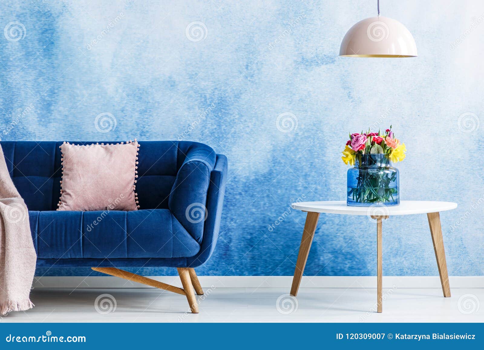 El Canapé Cómodo De La Felpa Con El Amortiguador En Colores Pastel Y Un  Lado Presentan Los Wi Imagen de archivo - Imagen de sencillo, azul:  120309007