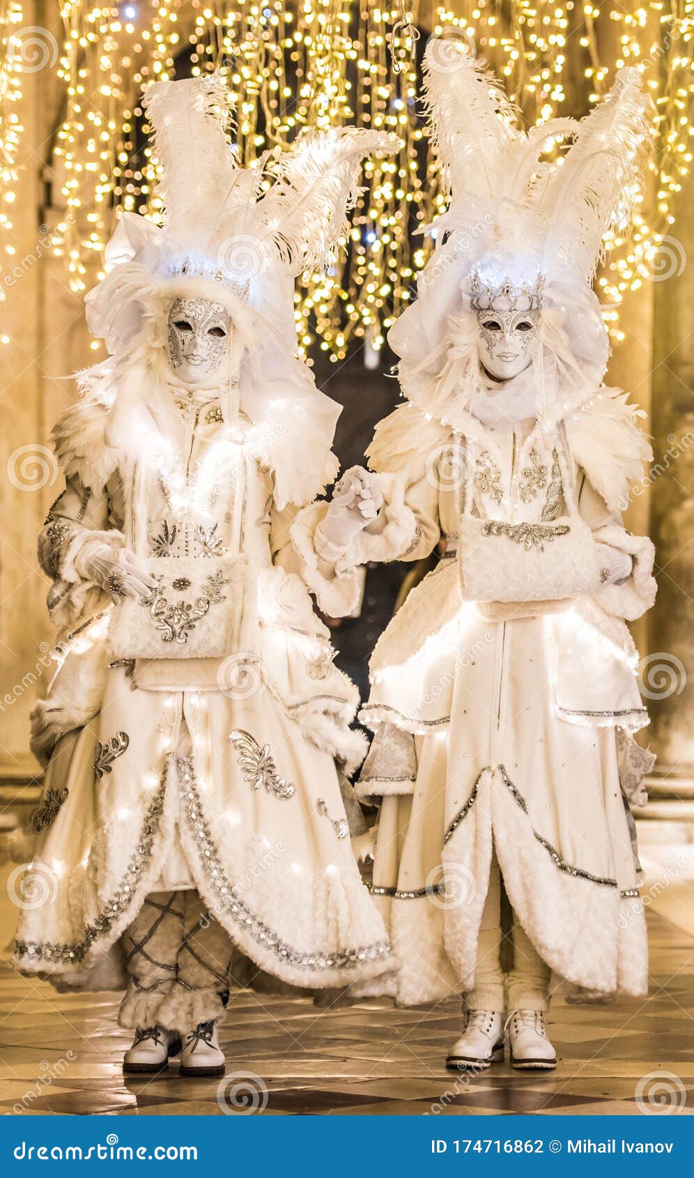 Manos con guantes blancos de seda y grandes anillos de diamantes disfraz en  Carnaval de Venecia Fotografía de stock - Alamy