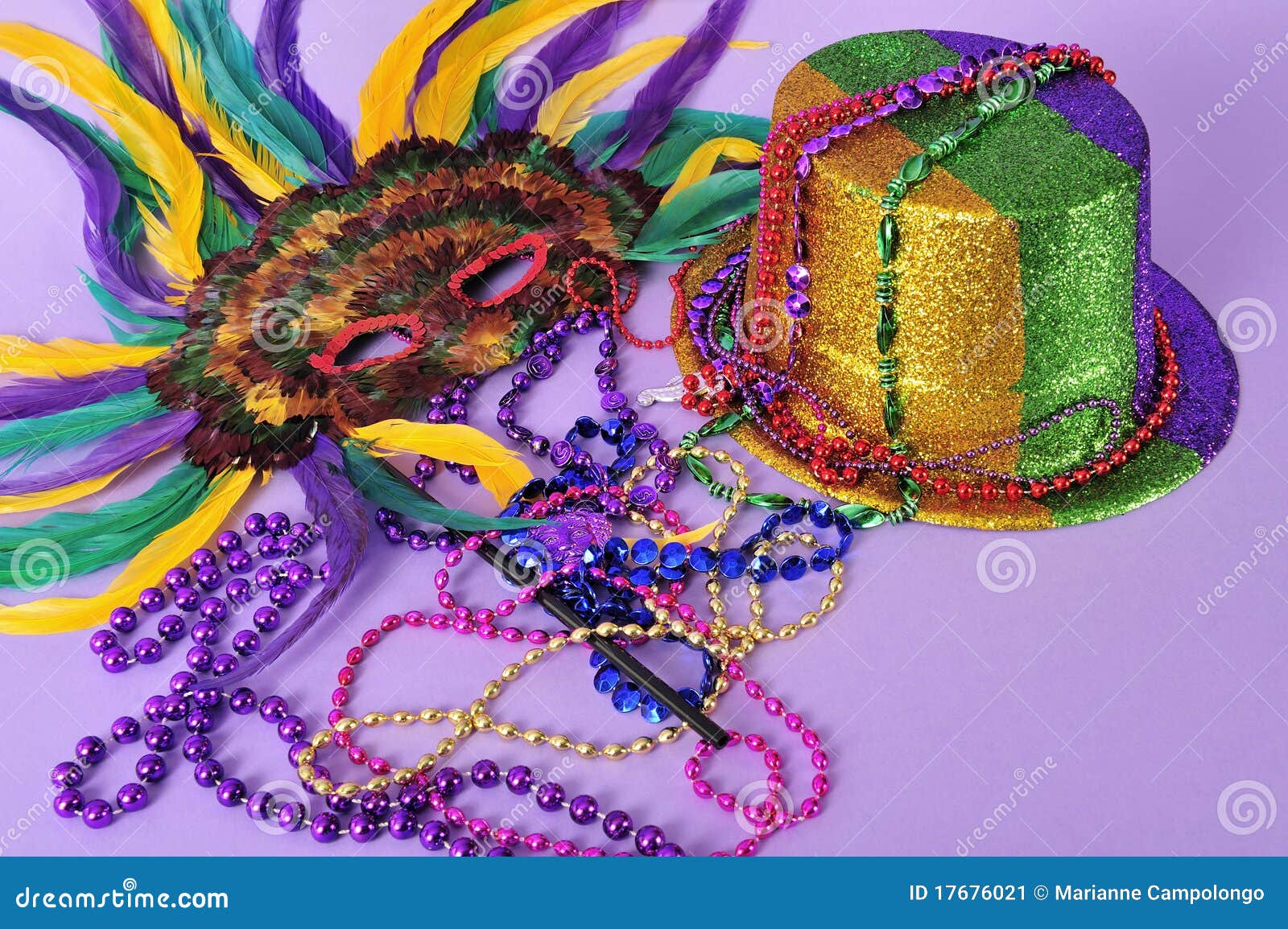 El Carnaval Emplumado Enmascara Granos Del Sombrero Del Partido Imagen de  archivo - Imagen de granos, aguja: 17676021