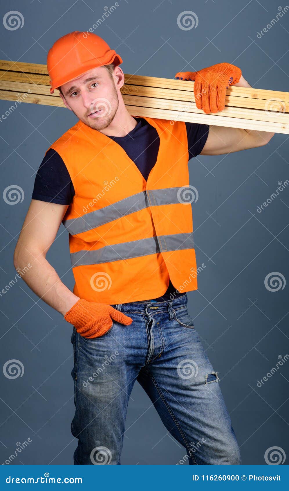 Hombre carpintero con máquina cortadora de madera eléctrica con equipos de  seguridad de protección en el taller de madera