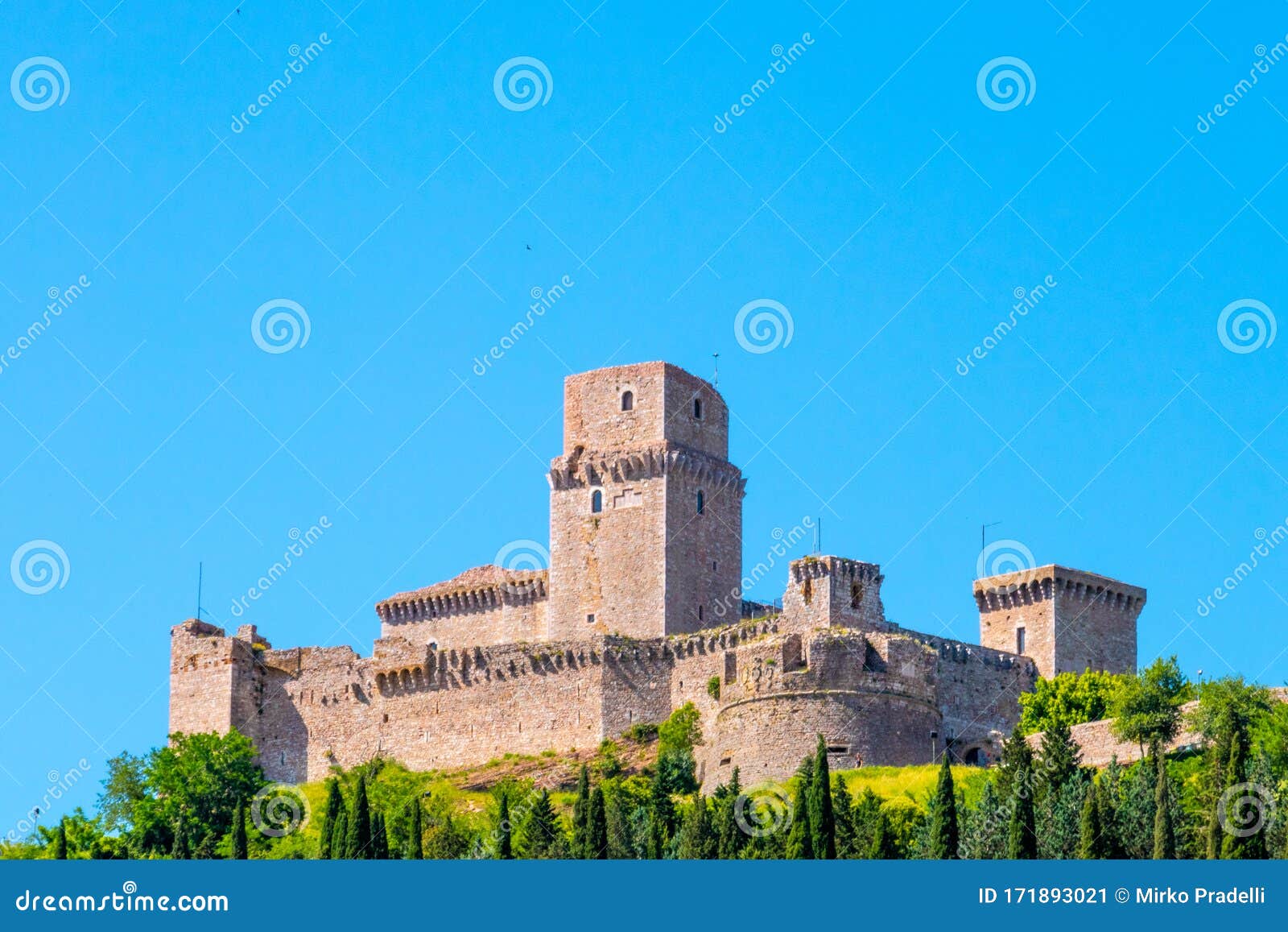 El Castillo De Albornoz En Asís, Italia, En Un Soleado De Verano Imagen de archivo - Imagen de famoso, maravilloso: 171893021
