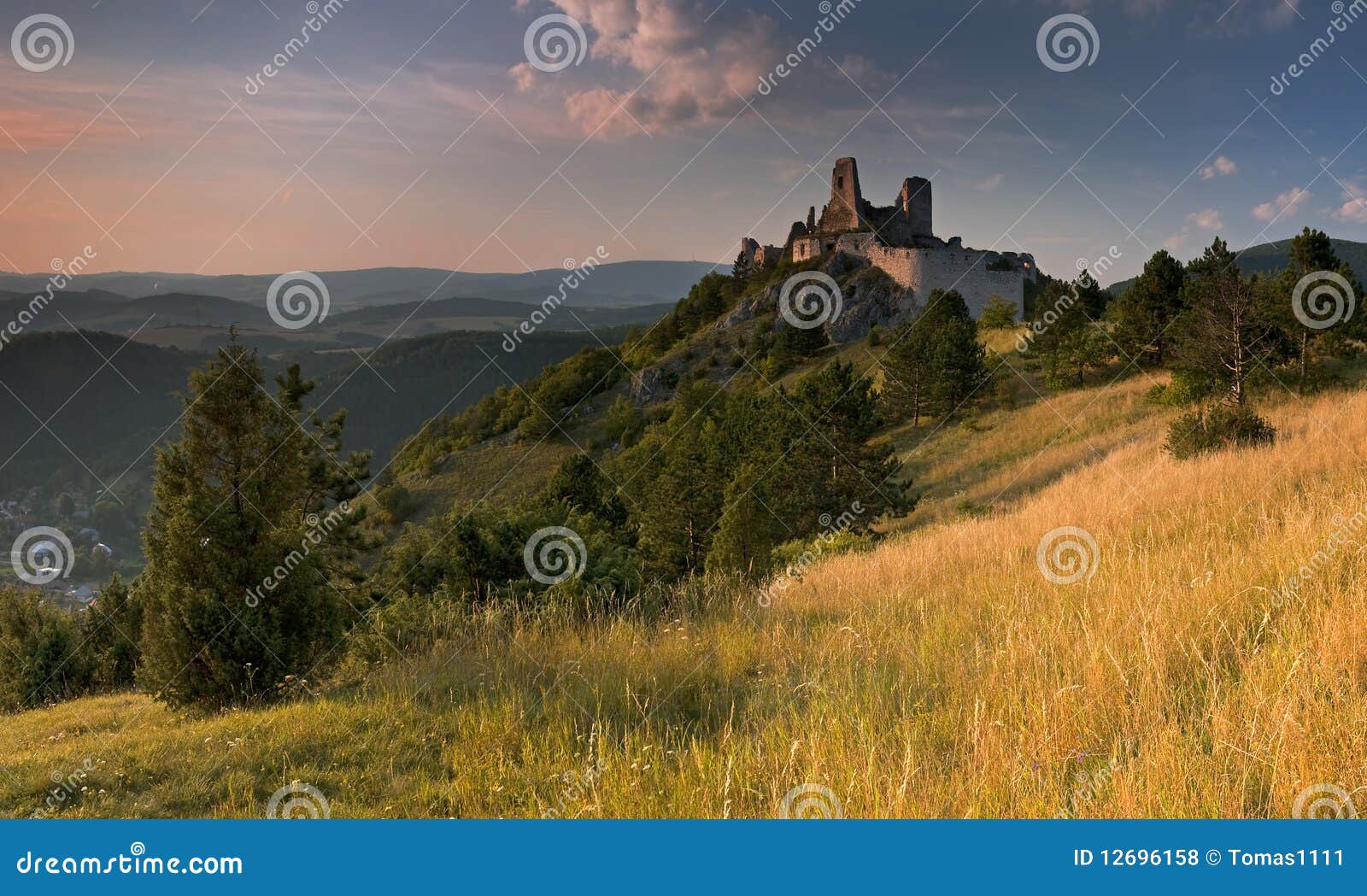 Una vista del castillo arruinado de Cachtice situado en las montañas sobre la aldea de Cachtice en al oeste de Eslovaquia en la región de Trencin. El castillo de Cachtice era residencia del mundo Elizabeth famosa Batory y está definitivamente digno de una visita.
