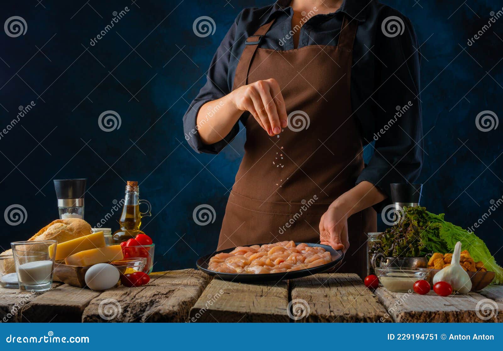 El Chef Añade Sal Al Filete De Pollo En Rodajas Para La Ensalada Clásica De César. Muchos Ingredientes. Textura De Madera. Azul Os Imagen de archivo - Imagen de mano, interior: 229194751 El Chef Añade Sal Al Filete De Pollo En Rodajas Para La Ensalada Clásica De César. Muchos Ingredientes. Textura De Madera. Azul Os Imagen de archivo - Imagen de mano, interior: 229194751