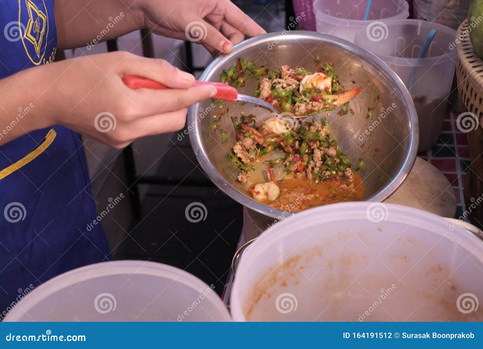 El Chef Esta Cocinando Ensalada De Camaron De Frijoles Foto De Archivo Imagen De Camaron Frijoles 164191512