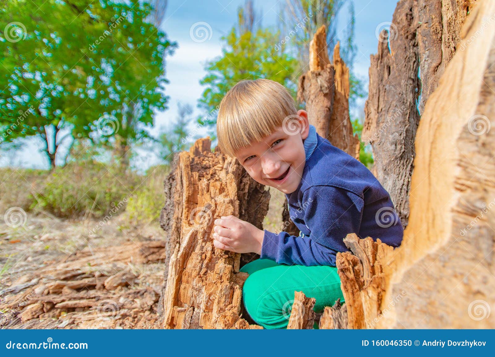 El Chico Trepó Dentro De Un Viejo Muñeco Podrido Y Se Sienta Ahà Sonriendo Y Regocijándose Foto de archivo - Imagen de podrido, sonriendo: 160046350
