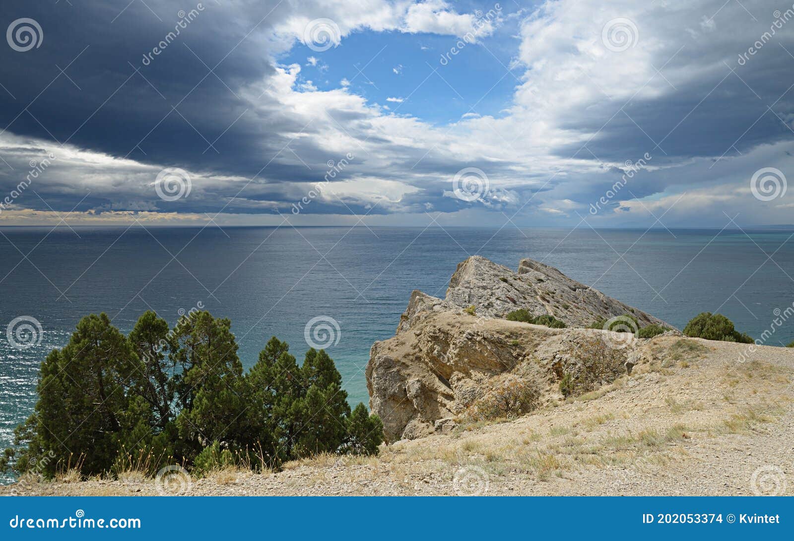 El Cielo Oscuro De Nubes De Las Rocas Del Litoral Dentado De Las Copas De  Los árboles. Foto de archivo - Imagen de esmeralda, cubo: 202053374