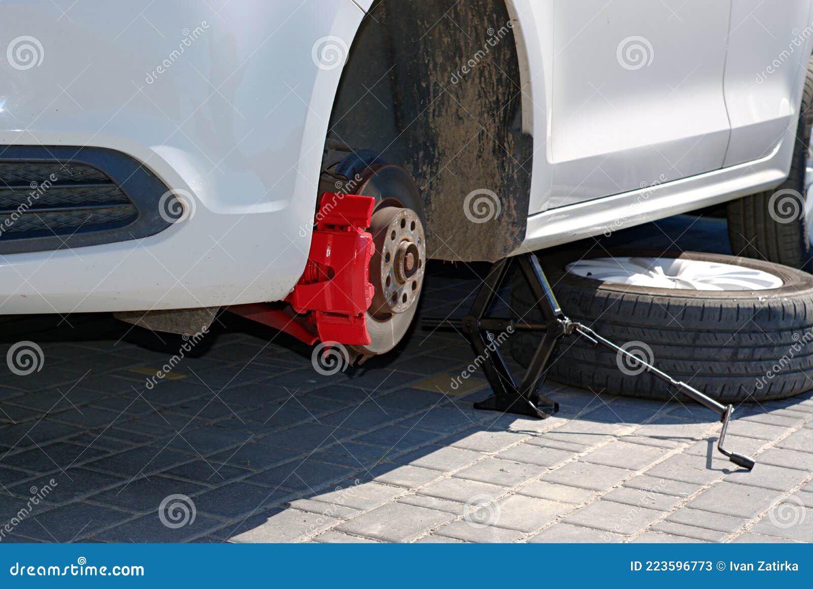 El Coche Está Preparado Para Pintar Pinzas De Freno Imagen de archivo -  Imagen de coche, blanco: 223596773