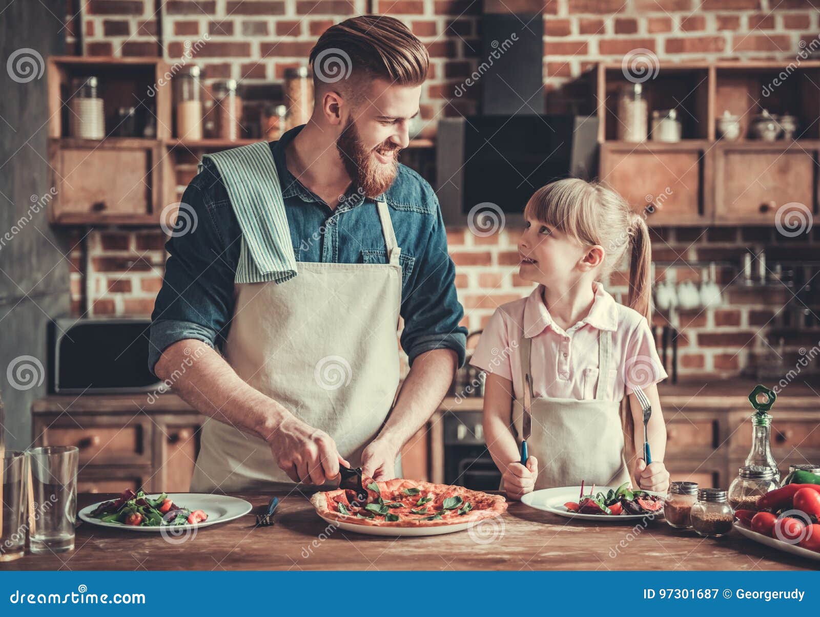 El Cocinar Del Papá Y De La Hija Imagen de archivo - Imagen de cocina,  gente: 97301687