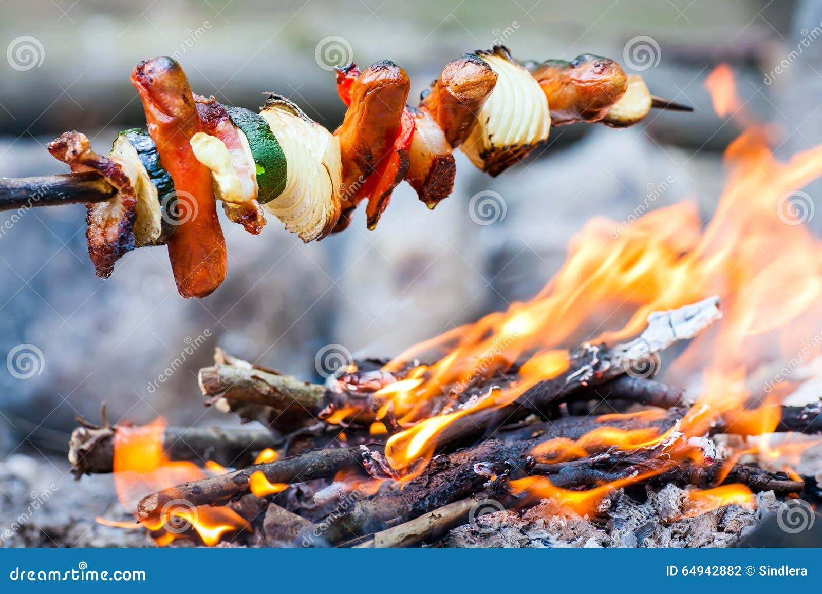 El Cocinar Hecho A Mano En Hoguera Foto de archivo - Imagen de