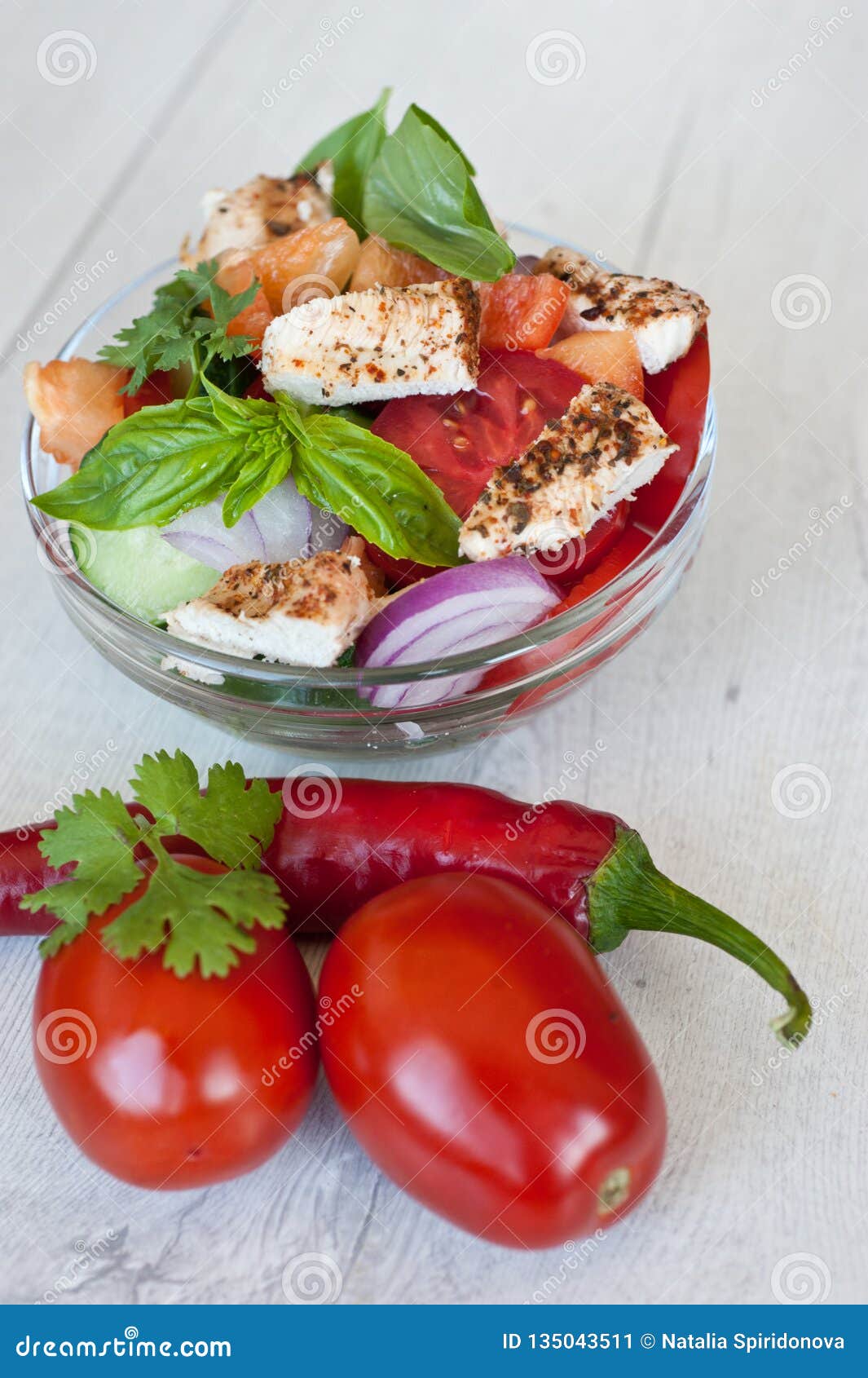 El Cocinar Sano De La Ensalada Con Los Ingredientes ...