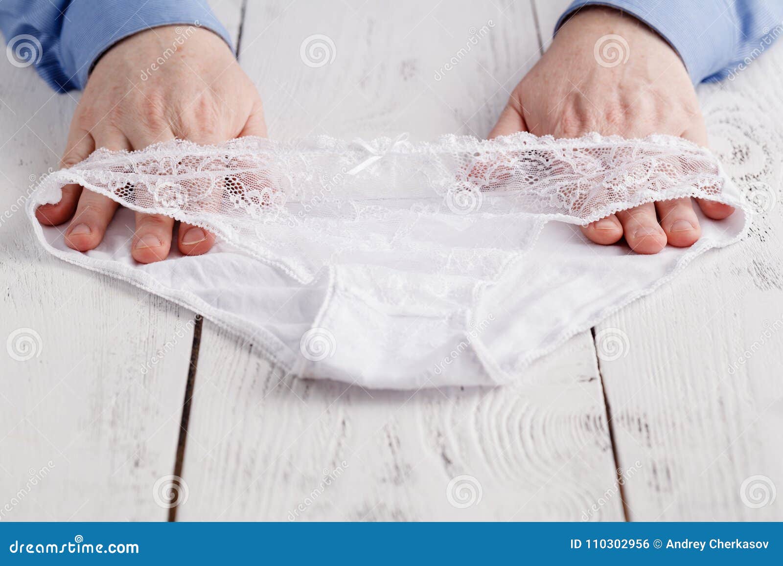 El Comprador Masculino Elige Comprar Ropa Interior Femenina Foto de archivo - Imagen de comprador, indoor: 110302956