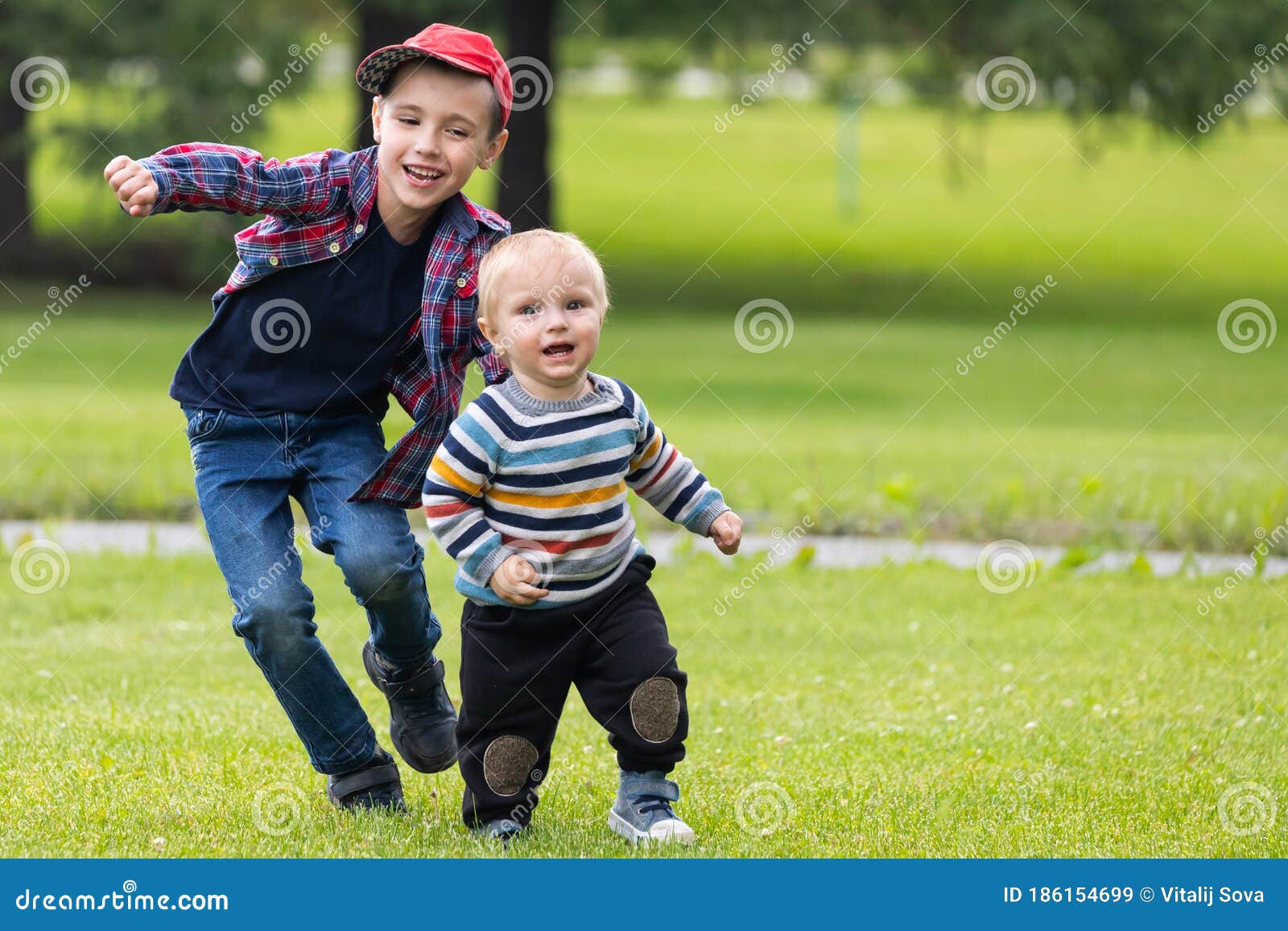 El Concepto De Amistad De Hermanos Y Infancia Feliz Imagen de archivo - Imagen de campo, bebé: 186154699 El Concepto De Amistad De Hermanos Y Infancia Feliz Imagen de archivo - Imagen de campo, bebé: 186154699
