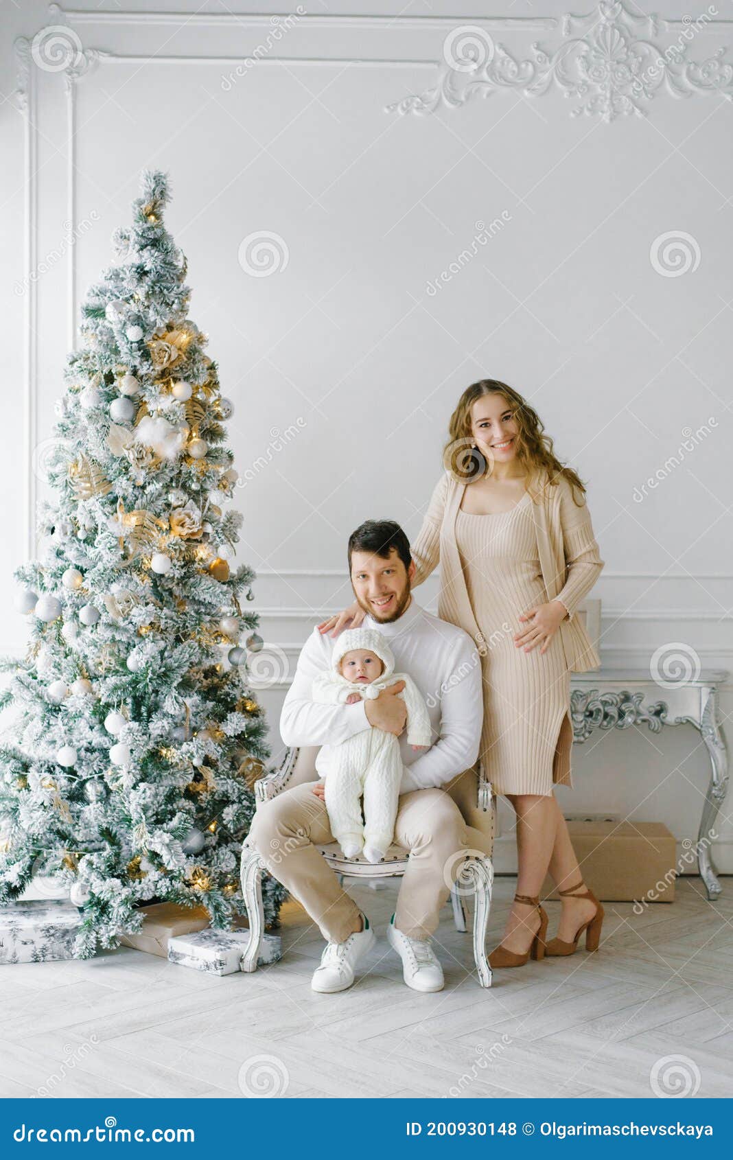 Familia feliz en ropa elegante en el interior de año nuevo