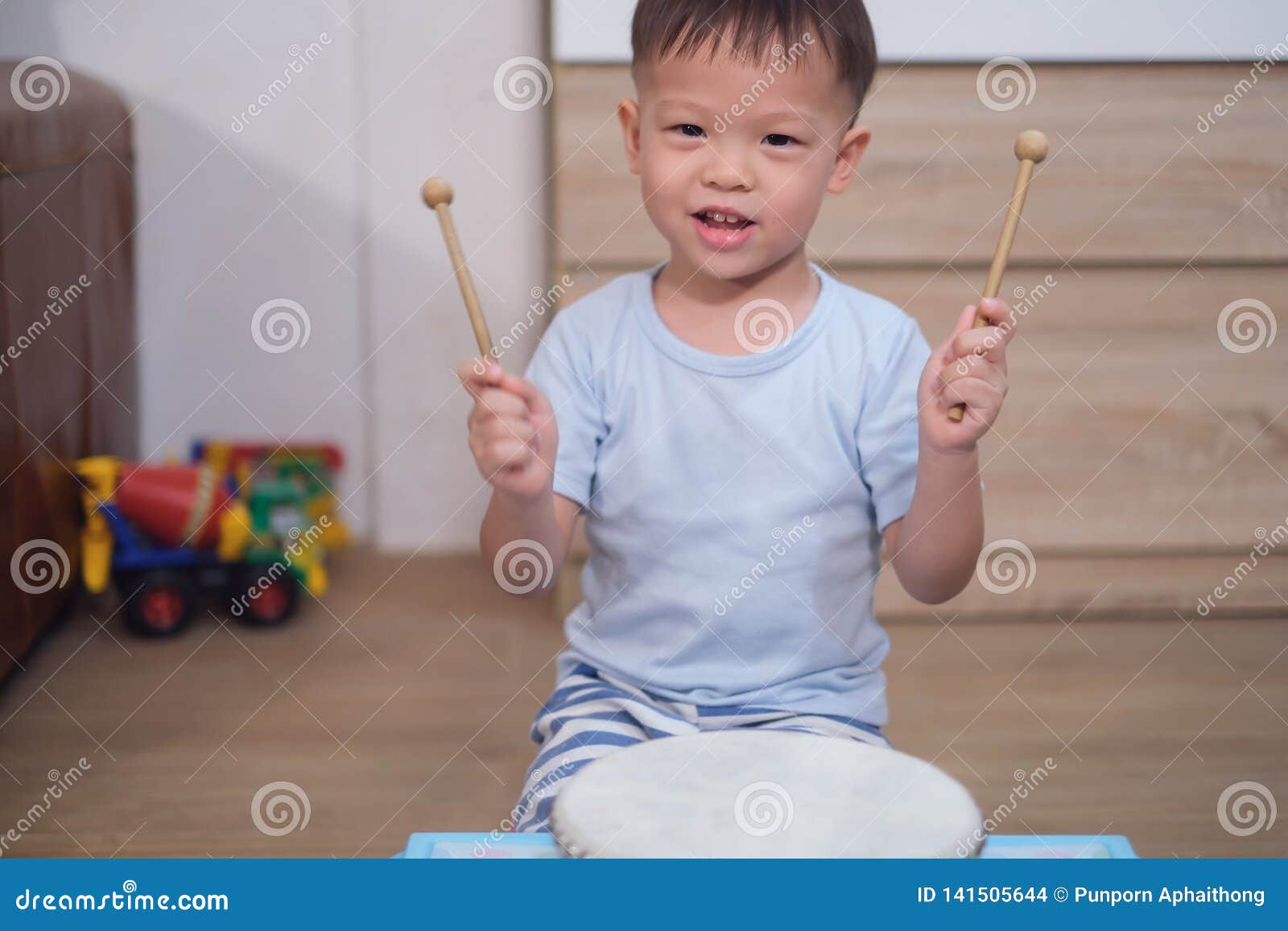 El Control Del Niño Del Bebé Del Niño Pega Y Juega Un Tambor Del Instrumento Musical Foto de archivo - Imagen de pega, bebé: 141505644
