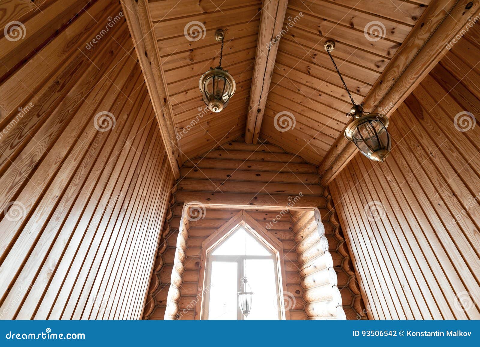El Cuarto De Baño En Una Cabaña De Madera Rústica, En Las Montañas Con