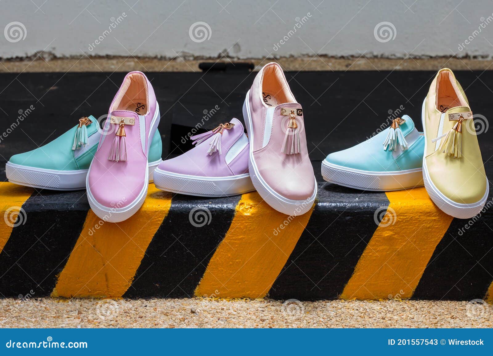 El Cucuta Puede 08 2018 : La Chica Coloreado Las Zapatillas de archivo - Imagen de zapatos, colores: 201557543