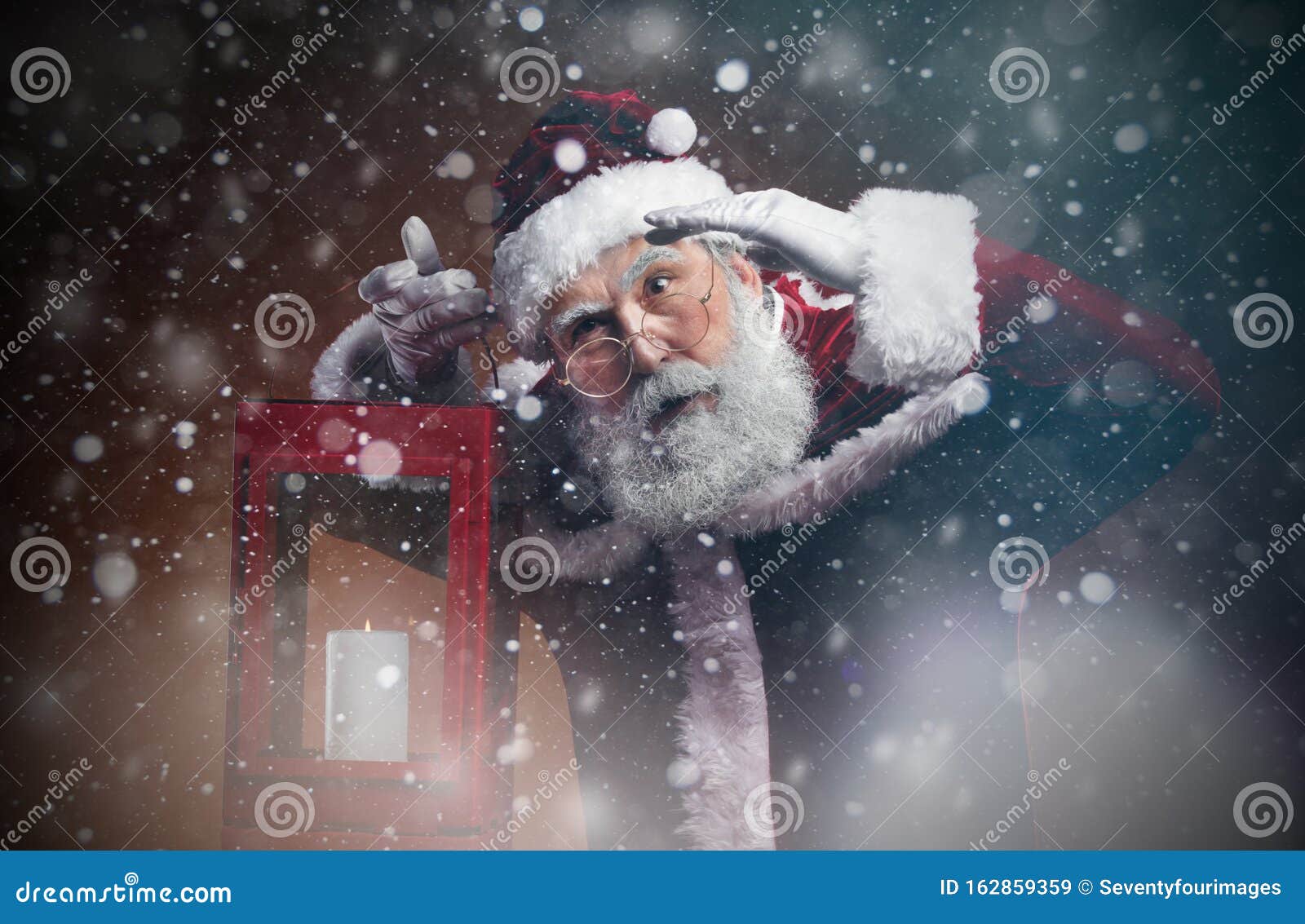 soplo Penetración Opiáceo El Cuento De Santa Claus Caminando Por La Tormenta Imagen de archivo -  Imagen de sombrero, diciembre: 162859359