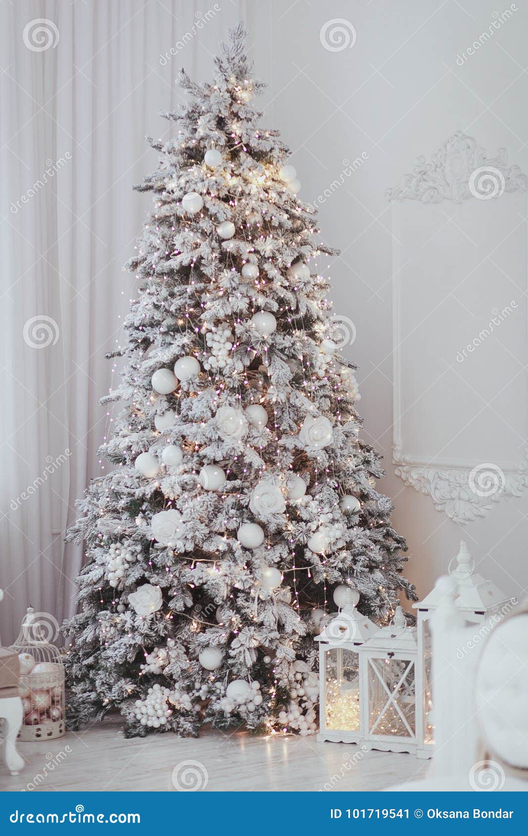 El Día De Fiesta Adornó El Sitio Con El árbol De Navidad Cubierto Con Nieve  Y Juguetes Interior Blanco Con Las Luces Imagen de archivo - Imagen de  sitio, luces: 101719541