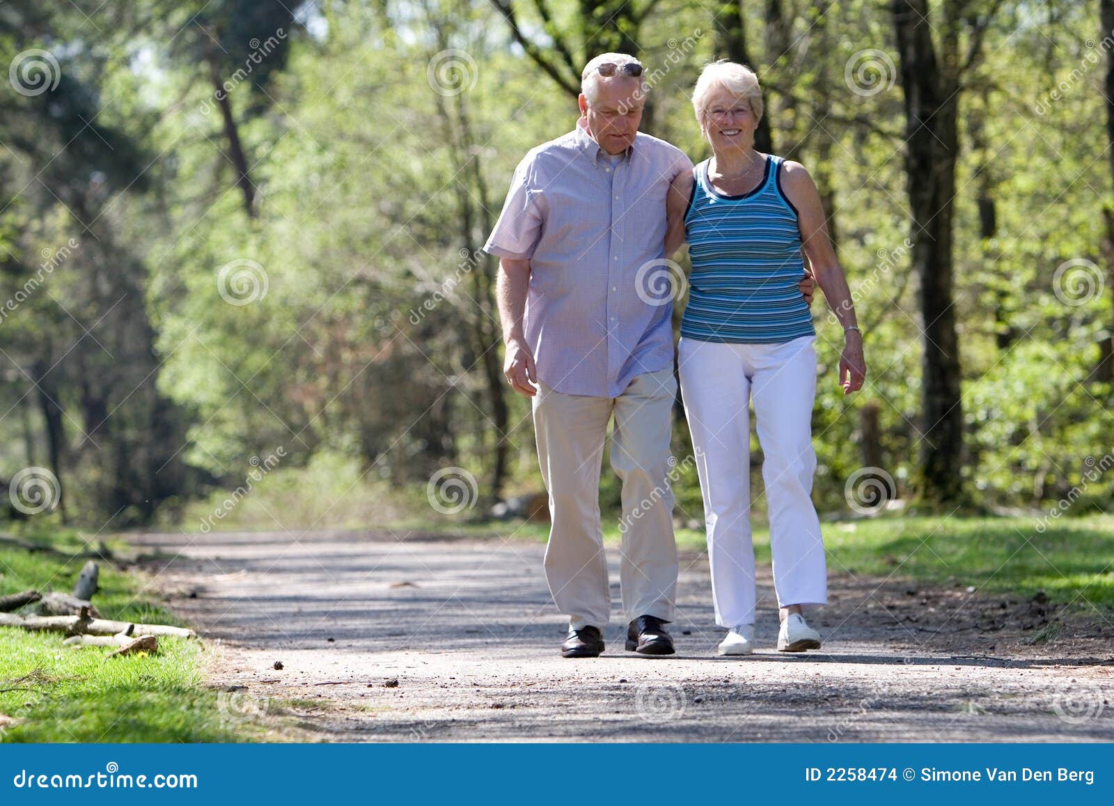 El Dar Un Paseo a Través Del Parc Foto de archivo Imagen de maduro