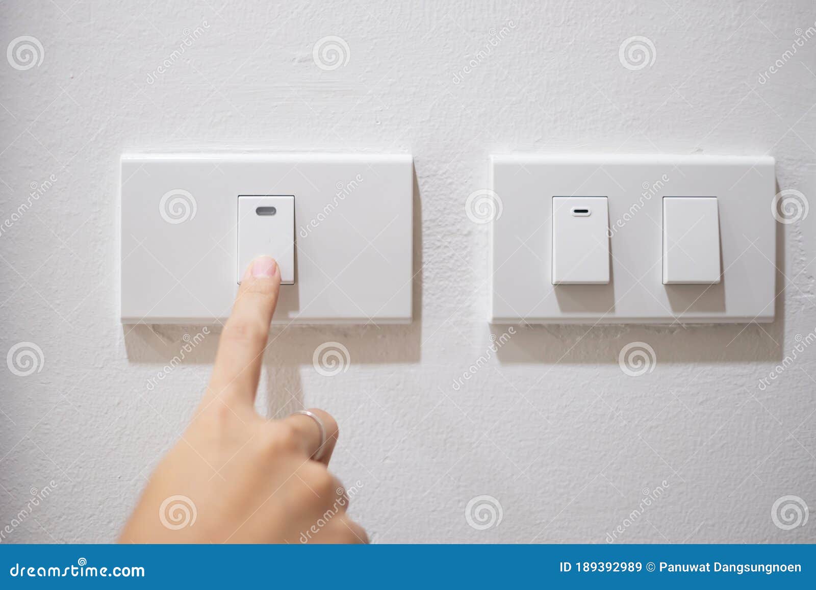 Mujer de primer plano enciende el interruptor en el interruptor de luz de  casa de pared