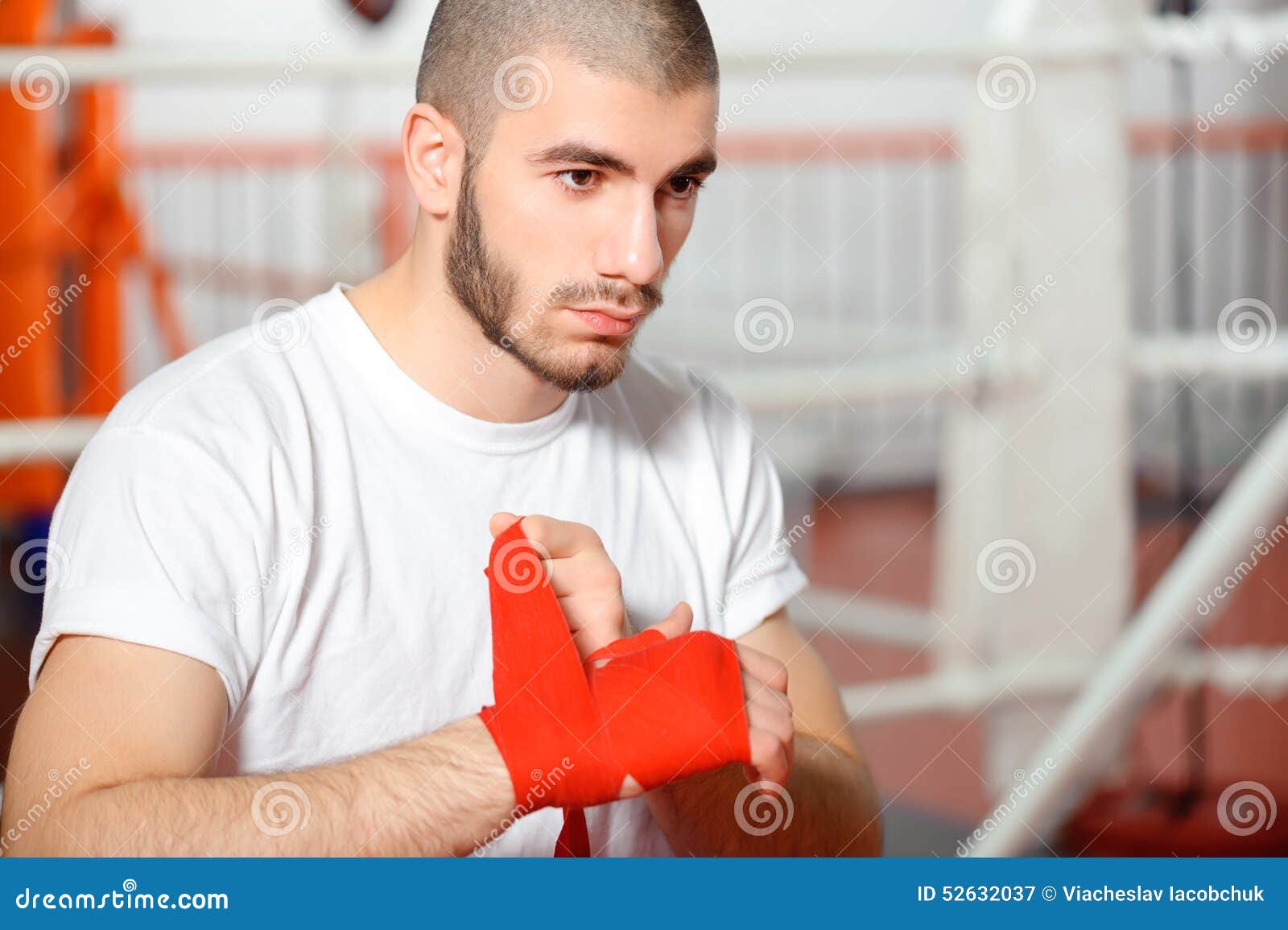 El Deportista Ata El Vendaje Del Boxeo Imagen de archivo - Imagen de  hombre, combate: 52632037