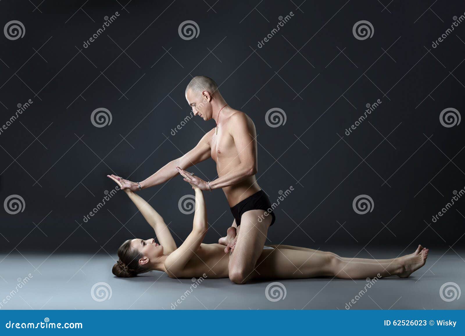 Posiciones de yoga desnudas