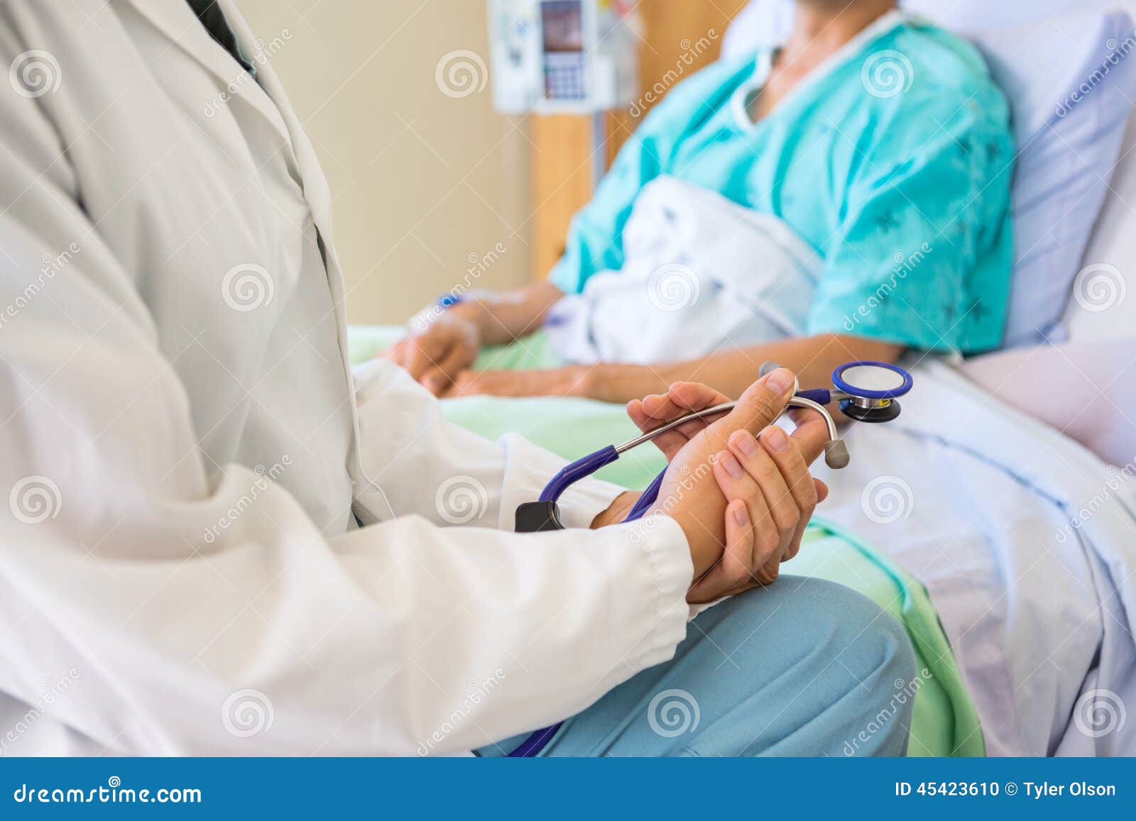 El Doctor De Sexo Femenino Sitting With Patient En Cama De Hospital