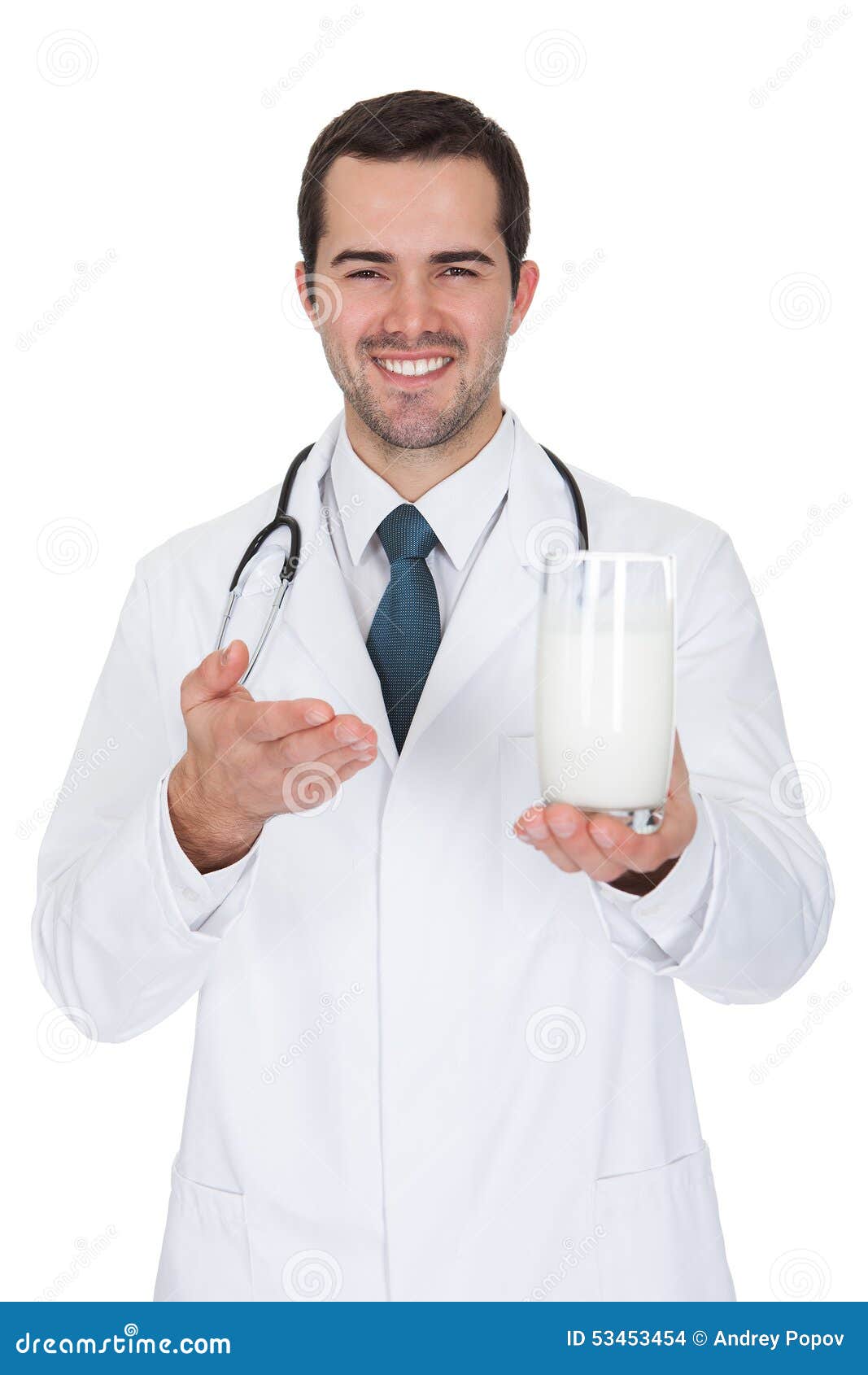 El Doctor De Sexo Masculino Feliz Holding Glass Of Milk Foto De Archivo Imagen De Mirada