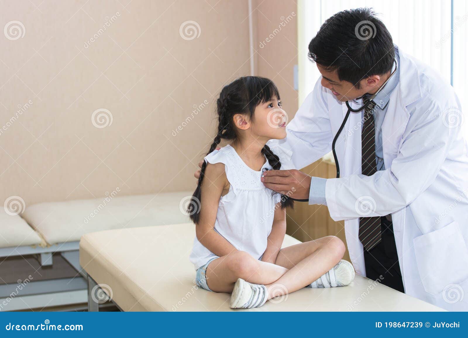 Exam doctor. Children Doctor examination детей. Медицинский осмотр девочек. Японский медосмотр девочек. Осмотр девочек в Японии.