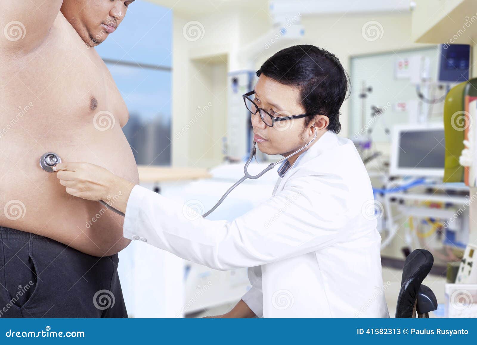 El Doctor Está Comprobando a Un Paciente Gordo 1 Imagen de archivo