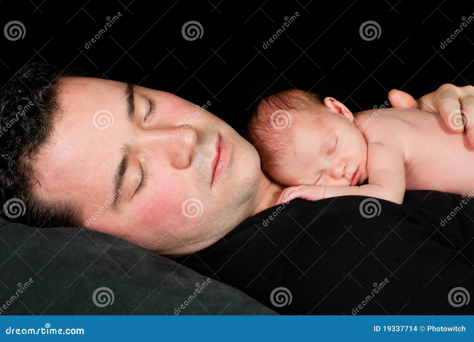 El Dormir Del Bebe Y Del Papa Foto De Archivo Imagen De Holding Cabrito
