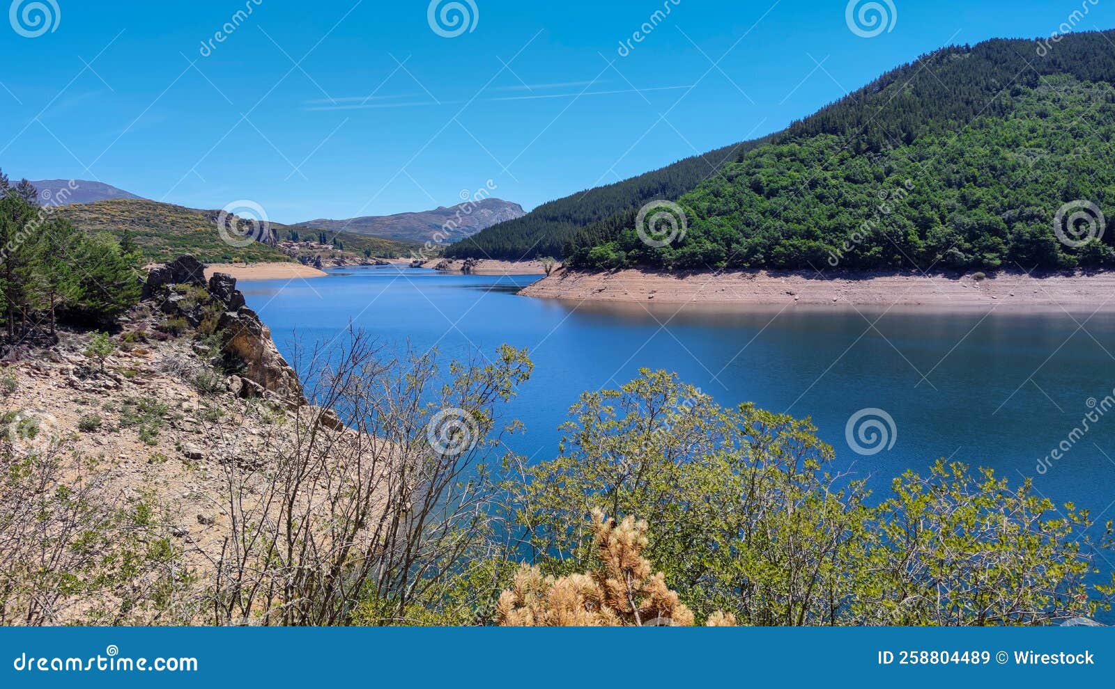 el embalse de compuerto en el parque natural de la montaÃÆÃÂ±a pale