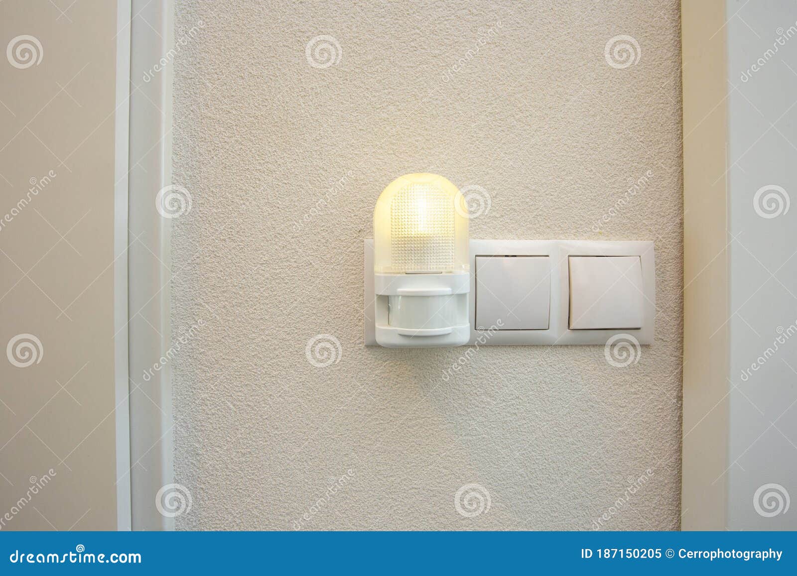 El Enchufe De Luz Nocturna En El Enchufe Blanco En La Pared Blanca Se  Enciende Automáticamente En La Casa Moderna Imagen de archivo - Imagen de  resplandeciente, actual: 187150205