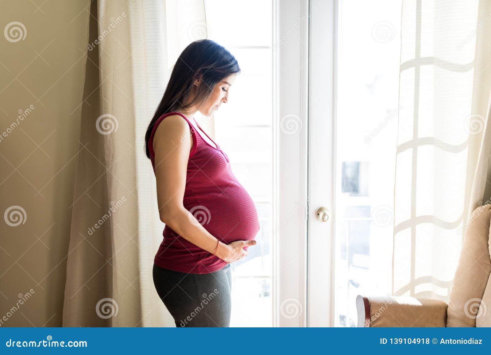 El Esperar Para Acoger Con Satisfaccion Al Nuevo Miembro En Familia Foto De Archivo Imagen De Standing Latino El Esperar Para Acoger Con Satisfaccion Al Nuevo Miembro En Familia Foto De Archivo Imagen De Standing Latino