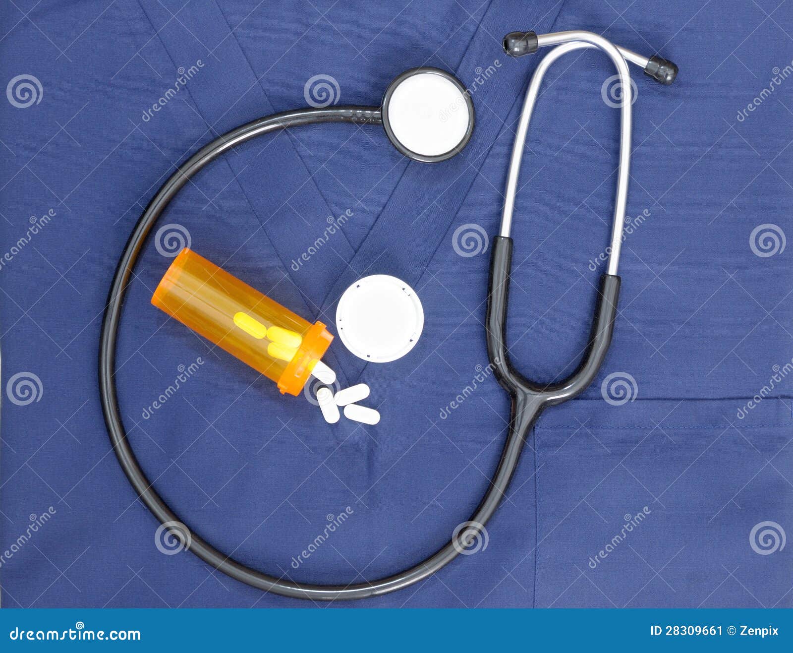 El concepto médico con el estetoscopio friega y las píldoras como fondo