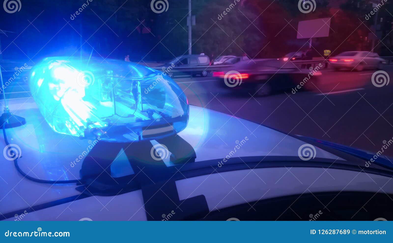Flasher Luz Azul En Lo Alto De Un Coche De Policía. Luces De La Ciudad En  El Fondo. Fotos, retratos, imágenes y fotografía de archivo libres de  derecho. Image 42311786