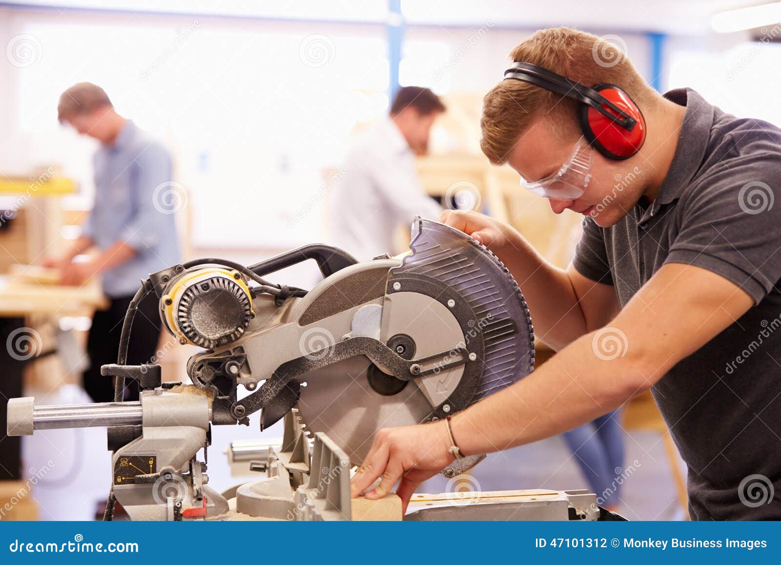 El Estudiante in Carpentry Class Que Usaba La Circular Vio Foto de